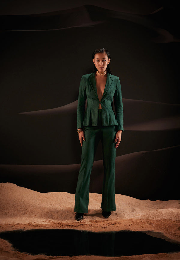 This season update your wadrobe with our tailored single-breasted blazer set with a plunge neckline. Skillfully tailored in a forest green hue cut from lush suede fabric, this ensemble features diamond weaving and cut-out detailing at the back with a gold hook and eye fastening on the front.