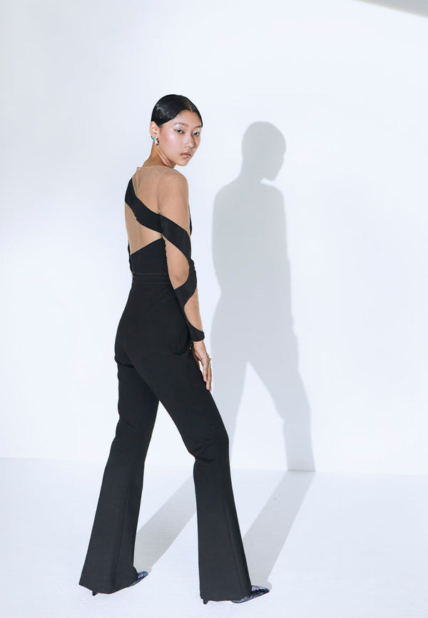 Tailored in crepe and net, this bodysuit gives some classic 80s fashion vibe. The long sleeved bodysuit features a wavy boat neckline and strips of curvy patchwork going from the sleeve to the back. It has a zip closure on the side seam. Wear it with a pair of shorts or flared pants/jeans along with sneakers or heels to complete the look.